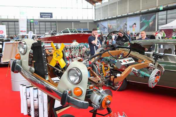 Demonstration der Fahrzeugtechnik - damit lernten Auszubildende oder Fahrschühler, wie ein Auto funktioniert - Motorworld Classics Bodensee 2022