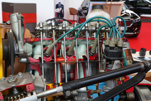 Demonstration der Fahrzeugtechnik - das Modell zeigt sogar die Kolbenbewegungen und die Zündfunken - Motorworld Classics Bodensee 2022