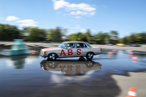 Image: Demonstration of the ABS anti-lock braking system during an emergency stop on a watered surface with the 116-series S-Class saloon