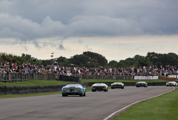 Demonstrationslauf der GT40 am Goodwood Revival 2013 - schöne Wolkenstimmung für das GT40-Demonstrationsfeld