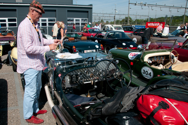 Den Fahrern bleibt nicht viel Zeit bis zum Start, Beschriftungen müssen rasch angebracht werden – RAID Suisse-Paris 2013