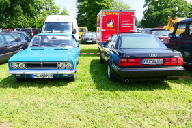Den Ranger 1900 vom Freitagmorgen trafen wir am Samstag auf einem anderen Feld wieder, dieses Mal in Gesellschaft eines sehr modernen Klassikers: Audi V8 – Bockhorner Oldtimermarkt 2025