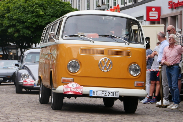 Den T2b hatten wir schon. Dies ist ein T2a mit den besagten, unten liegenden Blinkern. Baujahr 1971 – Einbecker Oldtimertage 2025