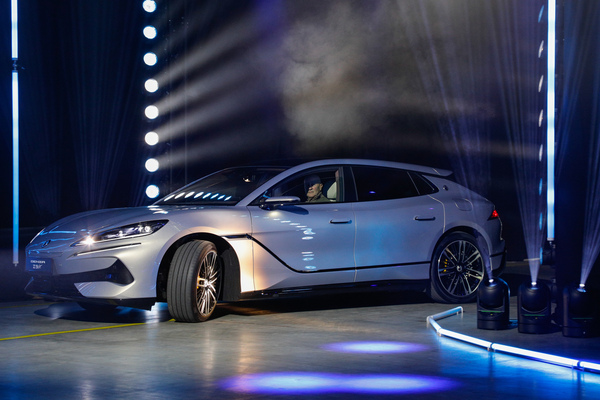 Denza Z9 GT (2025) - Edelmarken-Abkömmling von BYD - auf der "Media Stage" der 38. Auto Zürich 2025