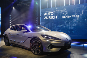 Denza Z9 GT (2025) - als elektrischer Sportkombi - auf der "Media Stage" der 38. Auto Zürich 2025