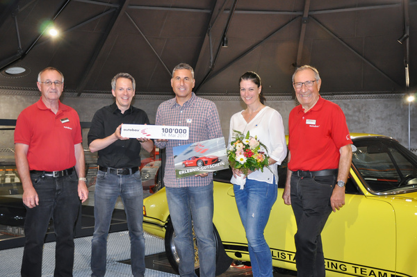 Bild: Der 100'000 autobau-Besucher: Olivier Smili und Marianne Manini mit den autobau Guides Ruedi Brüngger und Hansueli Kreis sowie Geschäftsführer Raffael Soppelsa inmitten der autobau Ausstellung