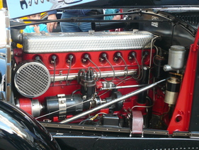Der 3,8-Liter-Achtzylindermotor des MB Typ 380 kommt auf 90, bei eingeschaltetem Kompressor auf 120 PS - RAID Concours d'Elégance in Basel am 27. August 2014 Der 3,8-Liter-Achtzylindermotor des MB Typ 380 kommt auf 90, bei eingeschaltetem Kompressor auf 120 PS - RAID Concours d'Elégance in Basel am 27. August 2014
