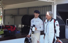 Der 77 jährige Derek Bell im Gespräch mit Andre Lotterer - Goodwood Revival 2019