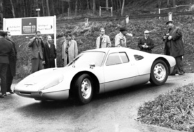 Der 904-Prototyp bei der Präsentation auf der Solitude-Rennstrecke. Hinter ihm stehen potentielle Kunden und Journalisten Der 904-Prototyp bei der Präsentation auf der Solitude-Rennstrecke. Hinter ihm stehen potentielle Kunden und Journalisten