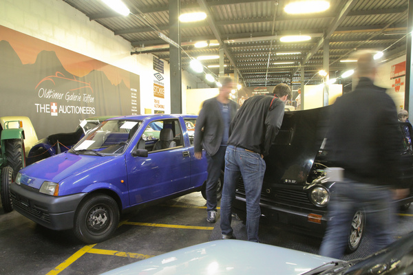 Bild Der A112 70 HP interessierte deutlich mehr als der nachgemeldete Fiat Cinquecento (links) - Versteigerung Oldtimer Galerie in Toffen am 26. November 2016