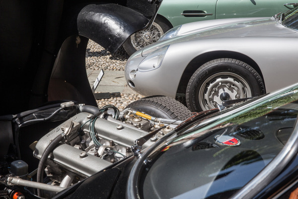 Der Abarth-Porsche schaut neugierig unter die Haube des Alfa Romeo TZ1