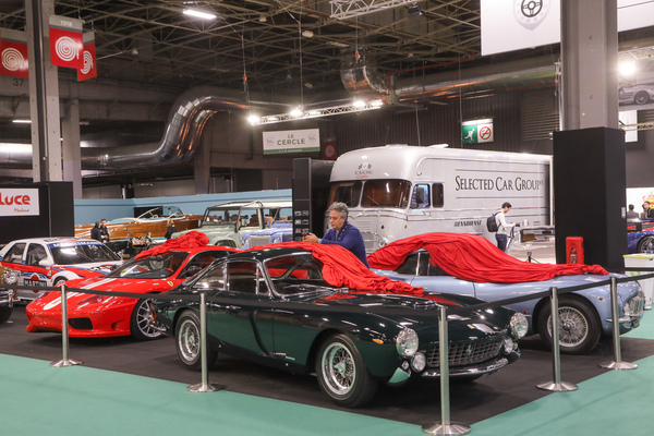 Der Abend bricht herein, die Autos werden zugedeckt - Rétromobile Paris 2024