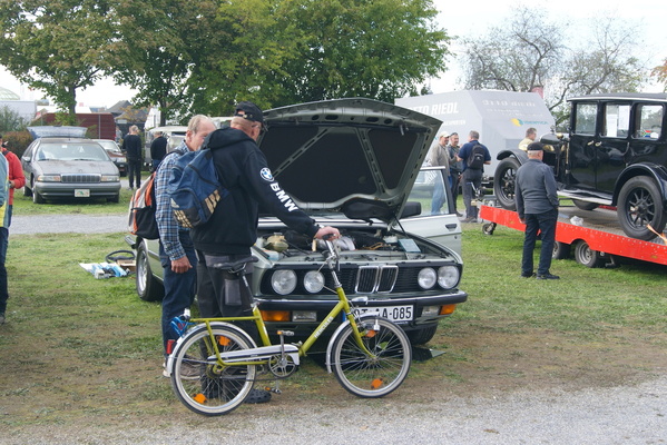 Der Ärmel verrät es: Diese Fachsimpelei an der offenen Motorhaube könnte länger dauern – Veterama Mannheim 2022