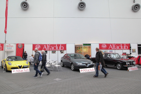 Der Alfa-Club zeigt ältere und neuere Autos - Techno Classica Essen 2018