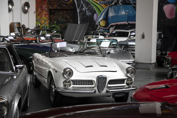 Der Alfa Romeo 2000 Spider Touring von 1958 findet keinen neuen Besitzer - Versteigerung der Oldtimer Galerie Toffen vom 17. Oktober 2020