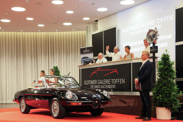 The Alfa Romeo 2000 Spider from 1981 is the first to be auctioned, highest bid CHF 27,000 - Auction of the classic car gallery at the Dolder Grand Hotel 2017