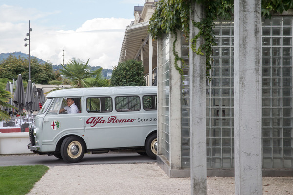 Der Alfa Romeo Bus, der früher die Werks-Rennfahrer von der Firma zur Teststrecke chauffierte, kam zur Sonderausstellung der italienischen Marke.
