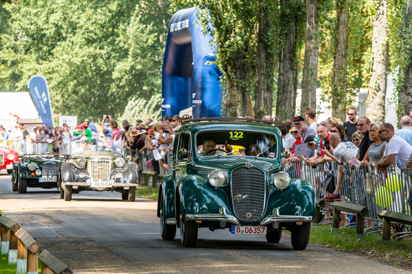 Der Alfa Romeo gefällt den Zuschauern - 24 Tours du Pont 2016