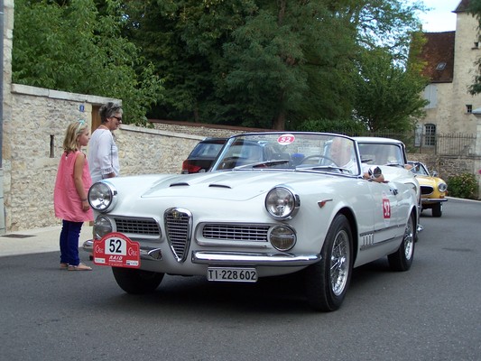 Der Alfa Touring Spider wird bewundert