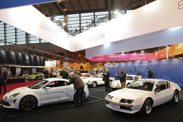 Bild Der Alpine-Stand - alles Autos waren weiss - Rétromobile Paris 2017