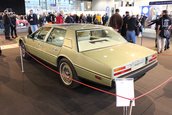 Der Aston Martin Lagonda war eine der wenigen keilförmigen Limousinen - Bremen Classic Motorshow 2016