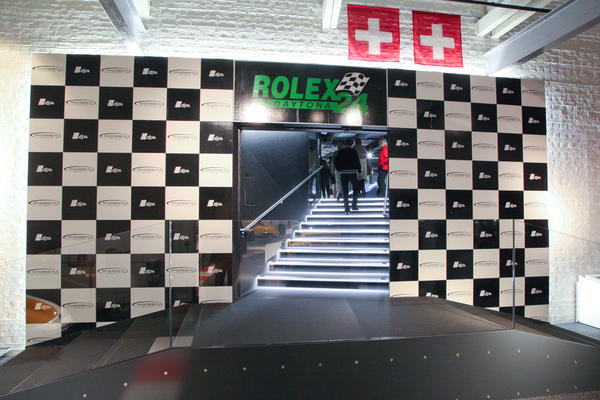 Der Aufgang zum Polygon sieht aus wie das Siegertreppchen der 24 Stunden von Daytona - Eröffnung Polygon in der Erlebniswelt Autobau am 15. Oktober 2016