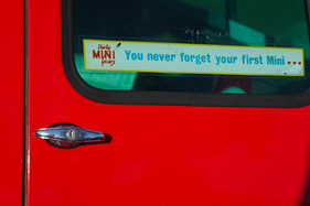 Der Aufkleber ist schon 30 Jahre alt - Swiss Classic British Car Meeting Morges 2019