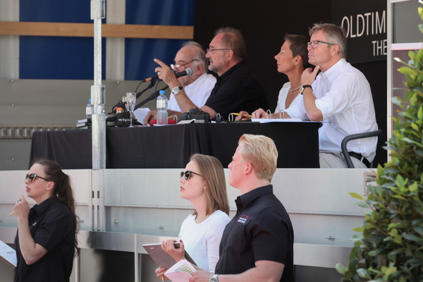 Der Auktionator an der Arbeit - Versteigerung Oldtimer Galerie auf dem Dolder am 16. Juni 2018