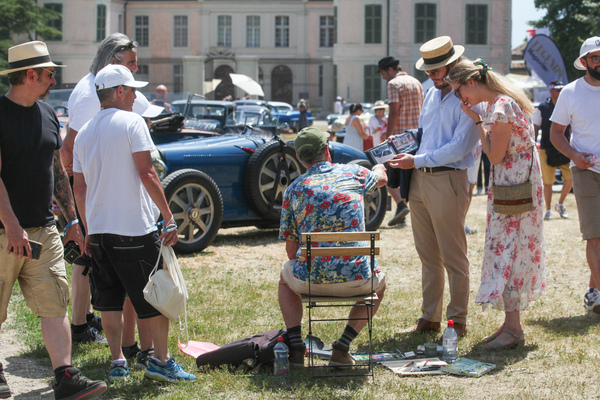 Der Auto-Maler wird ständig von Passanten abgelenkt, was ihm wohl gar nicht so unlieb ist - Concours d'Elégance Suisse Coppet 2022