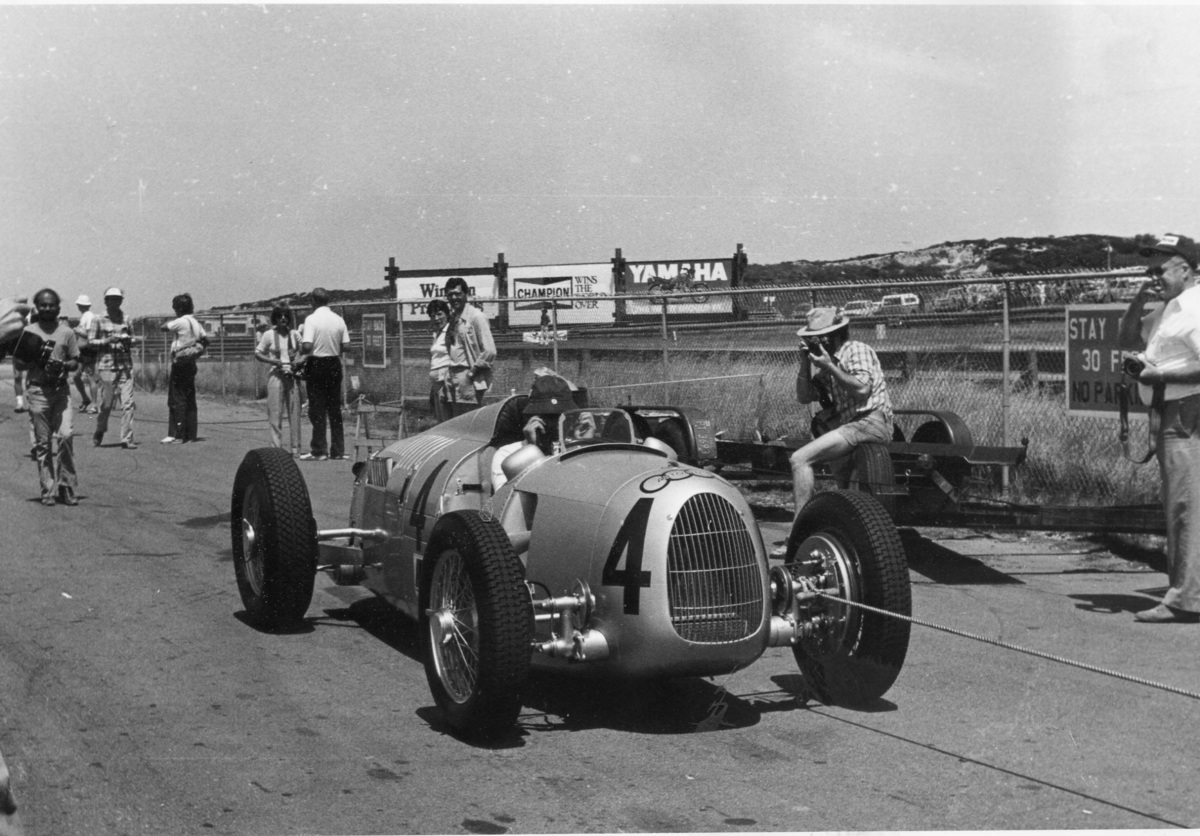 Der Auto Union Typ C wird in Laguna Seca angeschleppt, denn das Deutsche Museum verfügte nicht über den externen Anlasser wie heute Audi