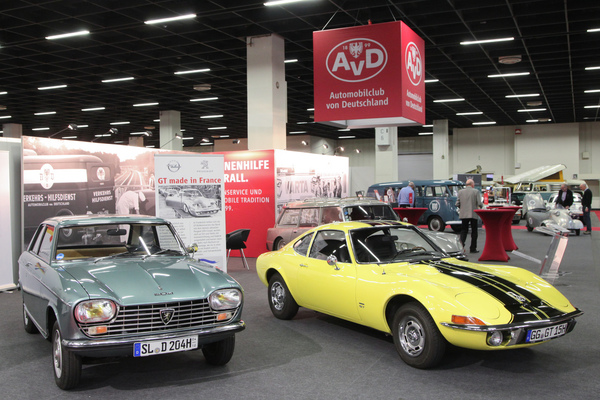 Bild Der AvD führt die beiden Marken Peugeot (204 Coupé) und Opel (GT) schon einmal zusammen auf seinem Stand - Retro Classics Cologne Köln 2017