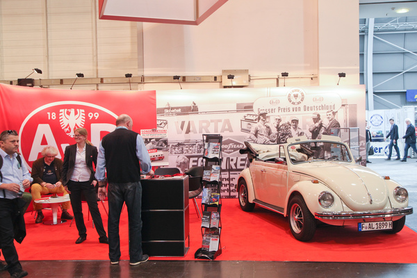 Der AvD macht mit einem weissen VW Cabriolet auf sich aufmerksam (Techno Classica 2017)