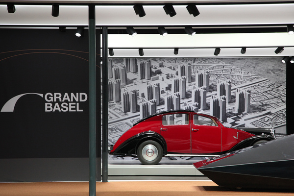 Bild: Der Avion Voisin C25 Aérodyne von 1935 - im modularen Ausstellungskonzept der Grand Basel - Grand Basel Preview 2017