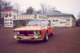 Der BMW 3.0 CSL von Dr. Demuth im Dezember 1973 vor Willi Martinis Betrieb am Nürburgring