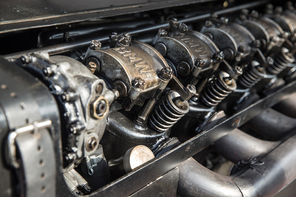 Der BMW Brutus V12 zeigt sich noch sehr freizügig, …