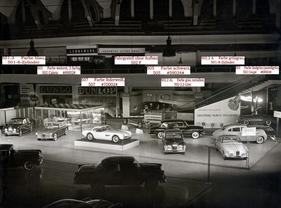 Der BMW-Stand an der IAA Frankfurt 1955 (mit Beschriftungen zu den ausgestellten Fahrzeugmodellen)