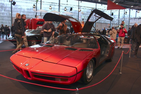 Der BMW Turbo fiel damals nicht nur wegen seiner Keilform, sondern auch wegen seiner Lackierung auf - Bremen Classic Motorshow 2016