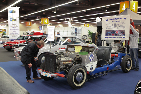 Der BMW-V8-Club zeigt das Demonstrations-Fahrgestell des BMW 501/502 - Retro Classics Bavaria 2016