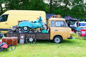 Der Barkas trägt eine Izh Planeta 3 mit Beiwagen auf der Pritsche. – Bockhorner Oldtimermarkt 2025