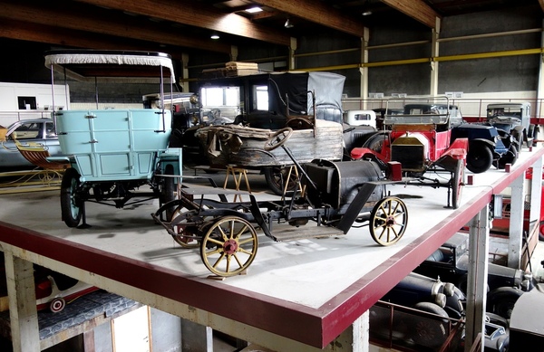 Bild Der "Bausatz" von der Seite - Museum Mahymobiles in Leuze-en-Hainaut