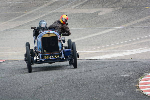 Der Beifahrer hilft durch Gewichtgsverlagerung mit - 4. Montlhéry Vintage Revival 2017