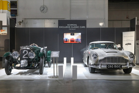 Der Bentley "Blower JNR" von der Little Car Company, neben einem originalgrossen Aston Martin DB5 - präsentiert von Schmohl an der Auto Zürich 2023