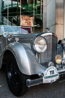 Der Bentley zeigt noch Spuren einer anderen Veranstaltung - RAID Suisse-Paris 2015