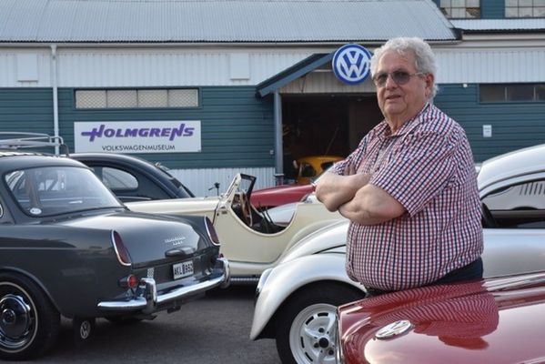 Der Besitzer Bengt Holmgren vor seinem Museum (2018) - Bilweb Auctions Versteigerung des Holmgren VW-Museums 2018