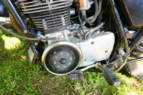 Der Besitzer der Yamaha SR 500 hat die Kurbelwelle mit einer zweieinhalb Kilogramm schweren Schwungscheibe versehen, sodass der Motor beim Anfahren nicht so hohe Drehzahlen benötigt. – Bockhorner Oldtimermarkt 2025