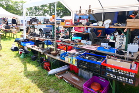 Der Beweis, dass Biergarten-Garnituren vielseitig einsetzbar sind. – Bockhorner Oldtimermarkt 2025