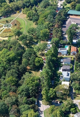 Der Blick vom Turmcafé in 160 Metern Höhe auf das Oldtimerpicknick - Vienna Classic Days 2024