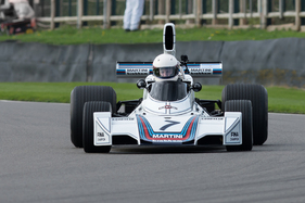 Der Brabham BT44B (1975) von Carlos Reutemann fuhr Demo-Läufe auf der Rennstrecke