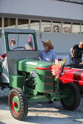 Der Bührer Traktor aus dem Jahr 1959 war mit schönen Blumen geschmückt und aus Zollikon angereist - Dolder Classics September 2016