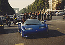Der Bugatti EB110 fährt zur Premiere die Champs Elysées entlang (1991)